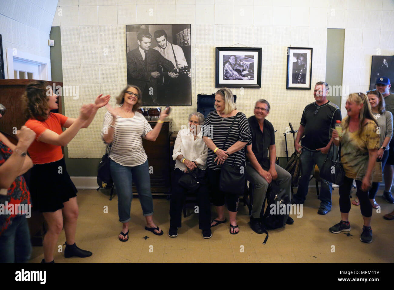 Besucher singen und tanzen in Das historische Sun Studio während der Tour. Memphis Tennessee, USA Stockfoto