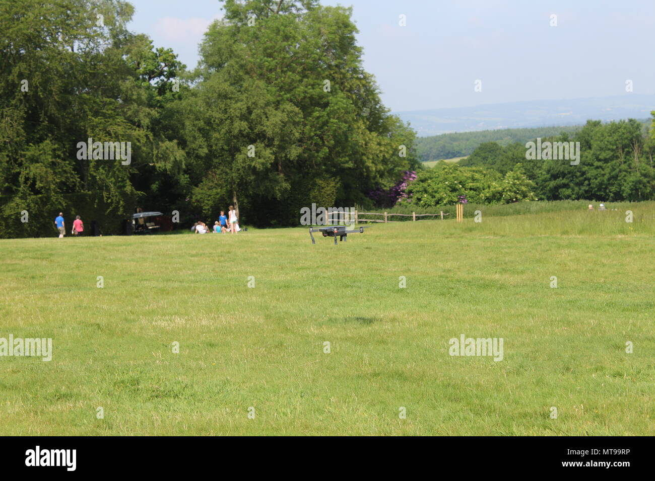 Drone, die an Land in einem Feld Stockfoto