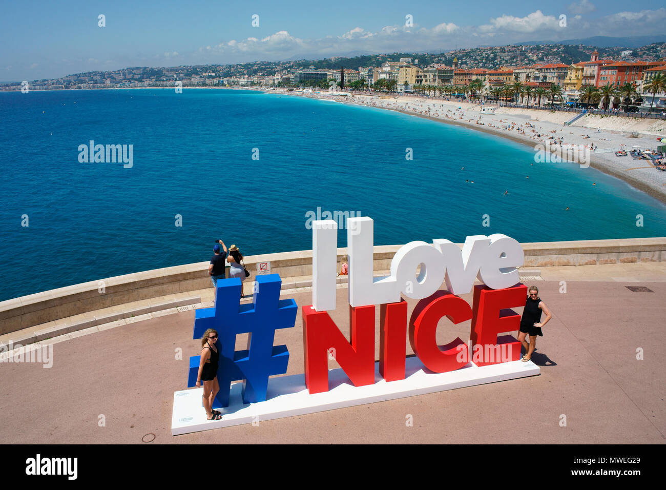 LUFTAUFNAHME von einem 6-Meter-Mast. #Iloveschöne Struktur mit Blick auf die Bucht der Engel. Quai Rauba Capeu, Nizza, Französische Riviera, Alpes-Maritimes, Frankreich. Stockfoto