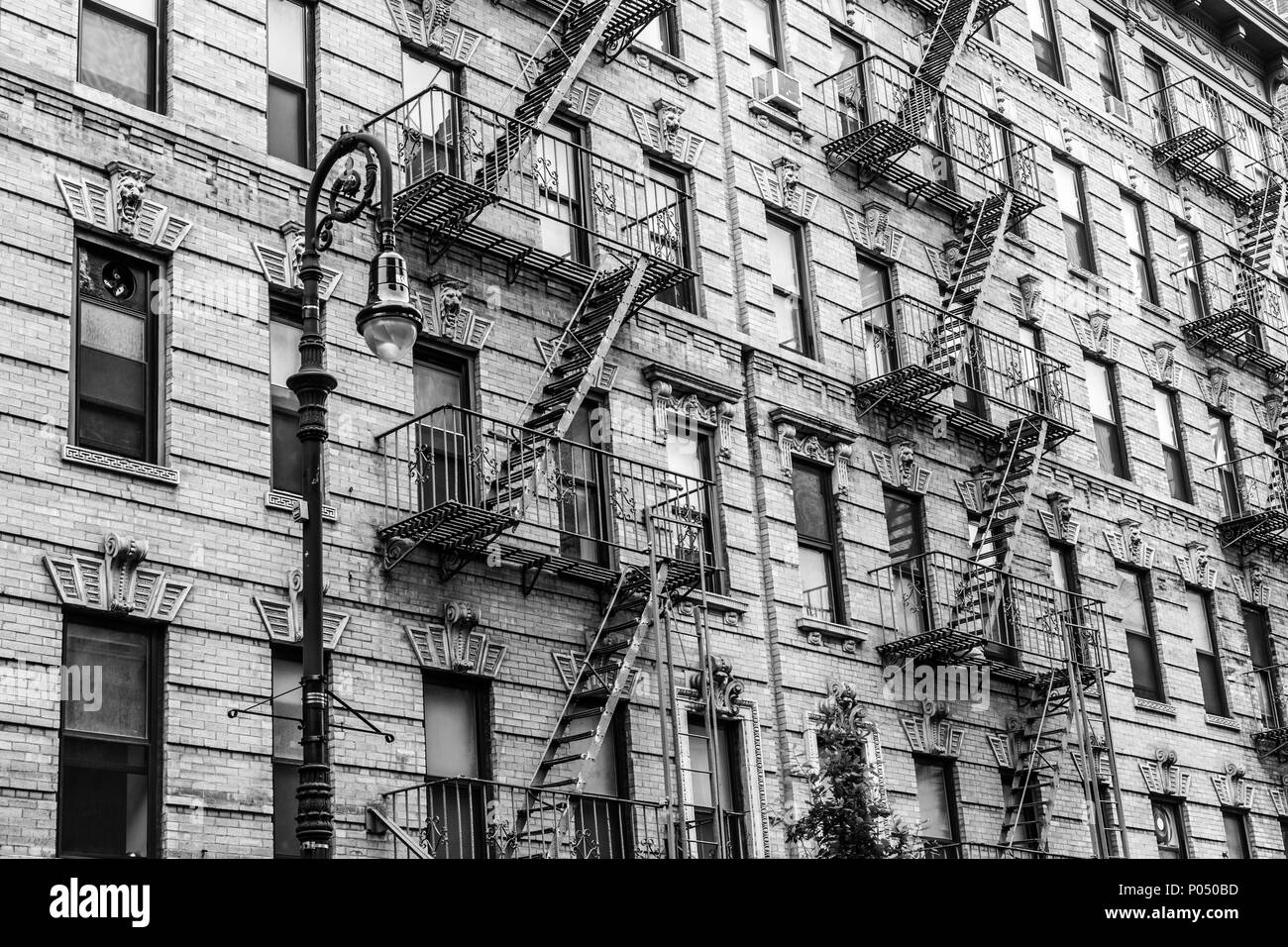 Eine Feuerleiter eines Mehrfamilienhauses in New York city Stockfoto