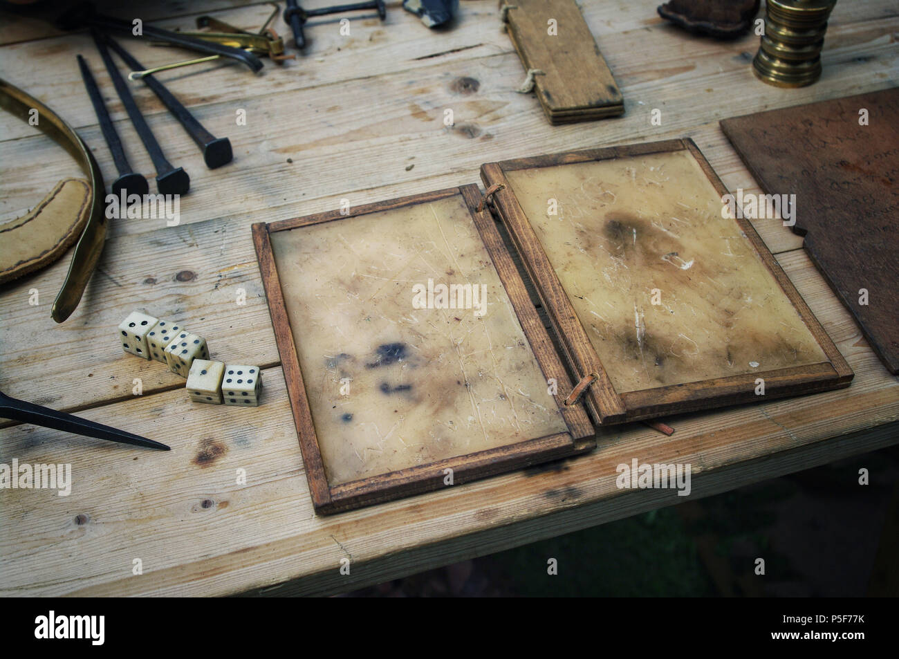 Eine Replik antike Römische Wachs schreiben Tablet auf einen Tisch gelegt. Stockfoto