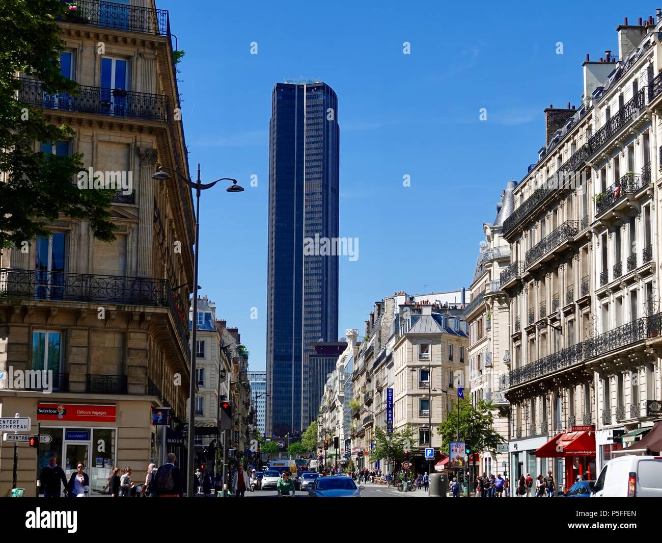 Auf der Suche rue de Rennes in Richtung Montparnasse, Paris, Frankreich Stockfoto