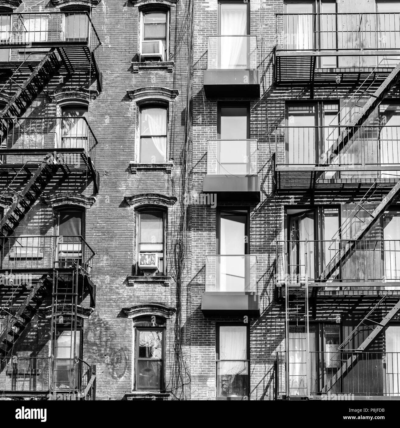 Eine Feuerleiter eines Mehrfamilienhauses in New York city Stockfoto