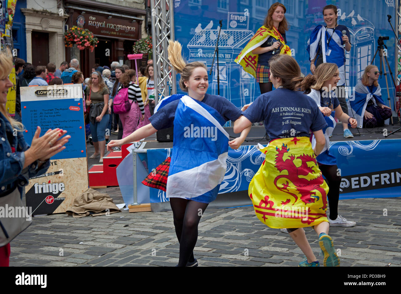 Edinburgh, Schottland, Großbritannien. 6. August 2018. 6 12.08.2018, Edinburgh Fringe Festival, multikulturelle bunte Entertainer auf der Royal Mile, darunter Künstler aus Schottland,'ah Dinnae Ken' eine politische Komödie Stockfoto