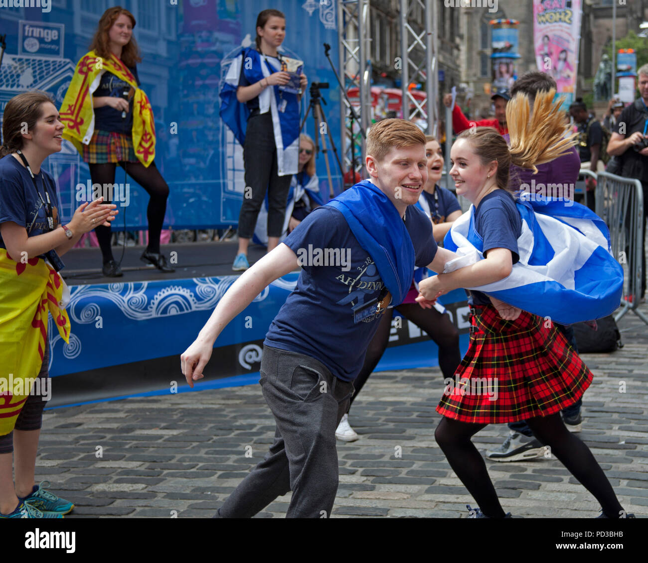 Edinburgh, Schottland, Großbritannien. 6. August 2018. 6 12.08.2018, Edinburgh Fringe Festival, multikulturelle bunte Entertainer auf der Royal Mile, darunter Künstler aus Schottland,'ah Dinnae Ken' eine politische Komödie Stockfoto