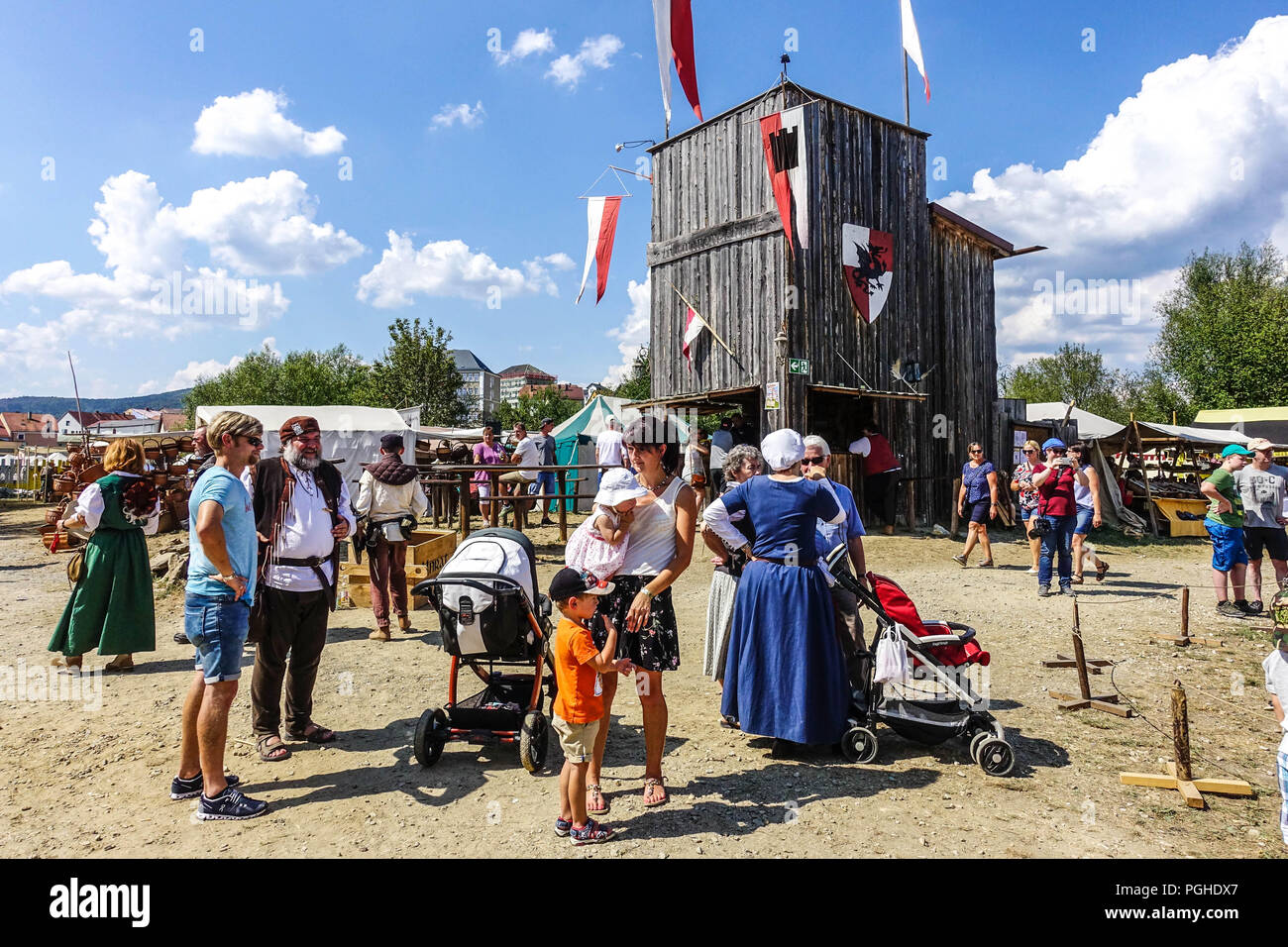 Furth im Wald Höhle Gladium Besucher Mittelalterfest Bayern Deutschland Festivals Menschen historische Festspielszene Deutsche Geschichte Bayern Menschen Stockfoto