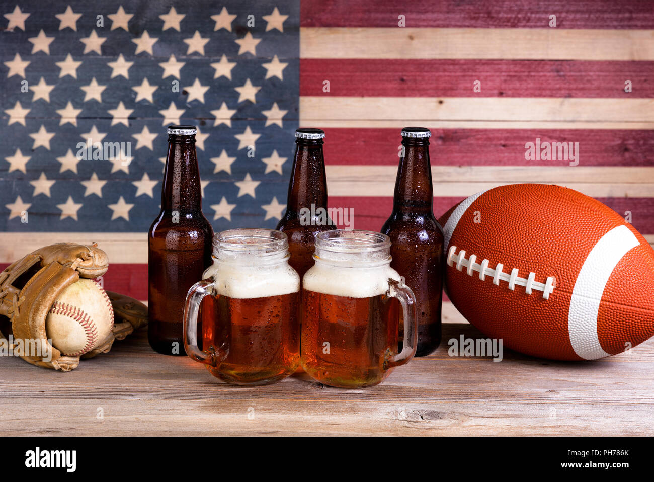 Bier und Sportartikel für die Weihnachtszeit Stockfoto