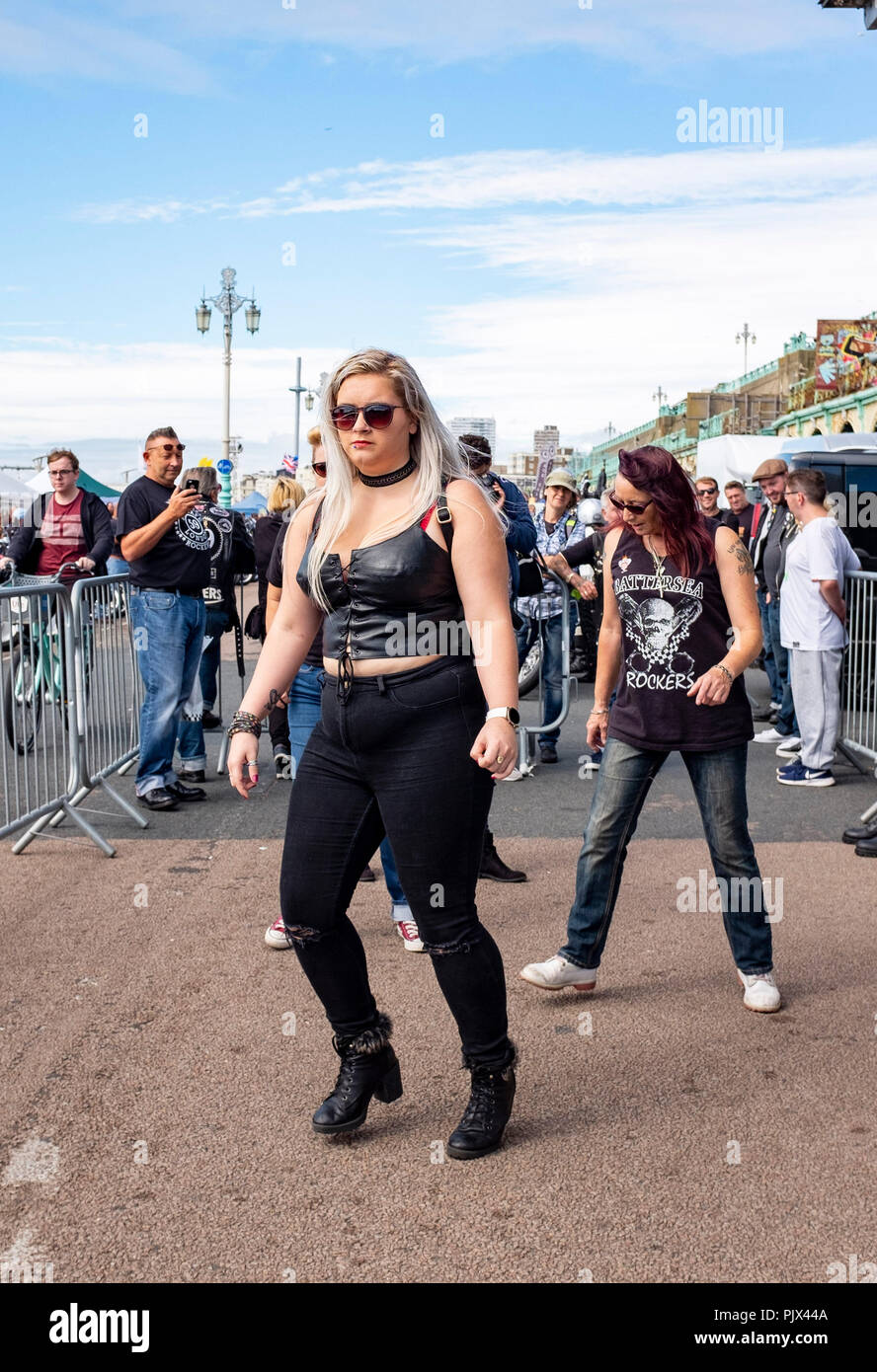 Brighton, UK. 9. September 2018. Tausende Biker und Rocker genießen Sie die jährlichen Ace Cafe Reunion Brighton Burn up und Fahrt mit der Wippe Veranstaltung an einem heißen sonnigen Tag an der Südküste. Jedes Jahr tausende Biker Fahrt von der berühmten Ace Cafe in London nach Madeira fahren Sie auf der Strandpromenade entfernt, wo Sie einen Tag der Musik und Nostalgie Foto von Simon Dack Kredit genommen genießen: Simon Dack/Alamy leben Nachrichten Stockfoto