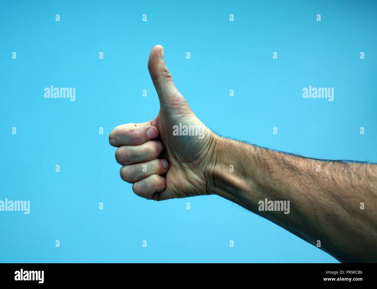 Daumen nach oben unterzeichnen, indem mans hand gemacht Stockfotografie ...