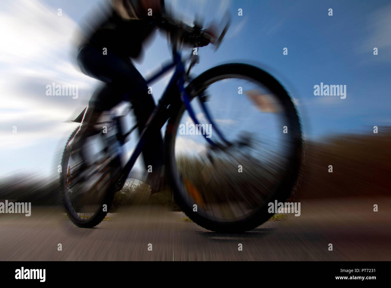 Radfahrer reiten auf Mountainbike in dramatische Silhouette Perspektive und Bewegung bewusst unscharf Stockfoto