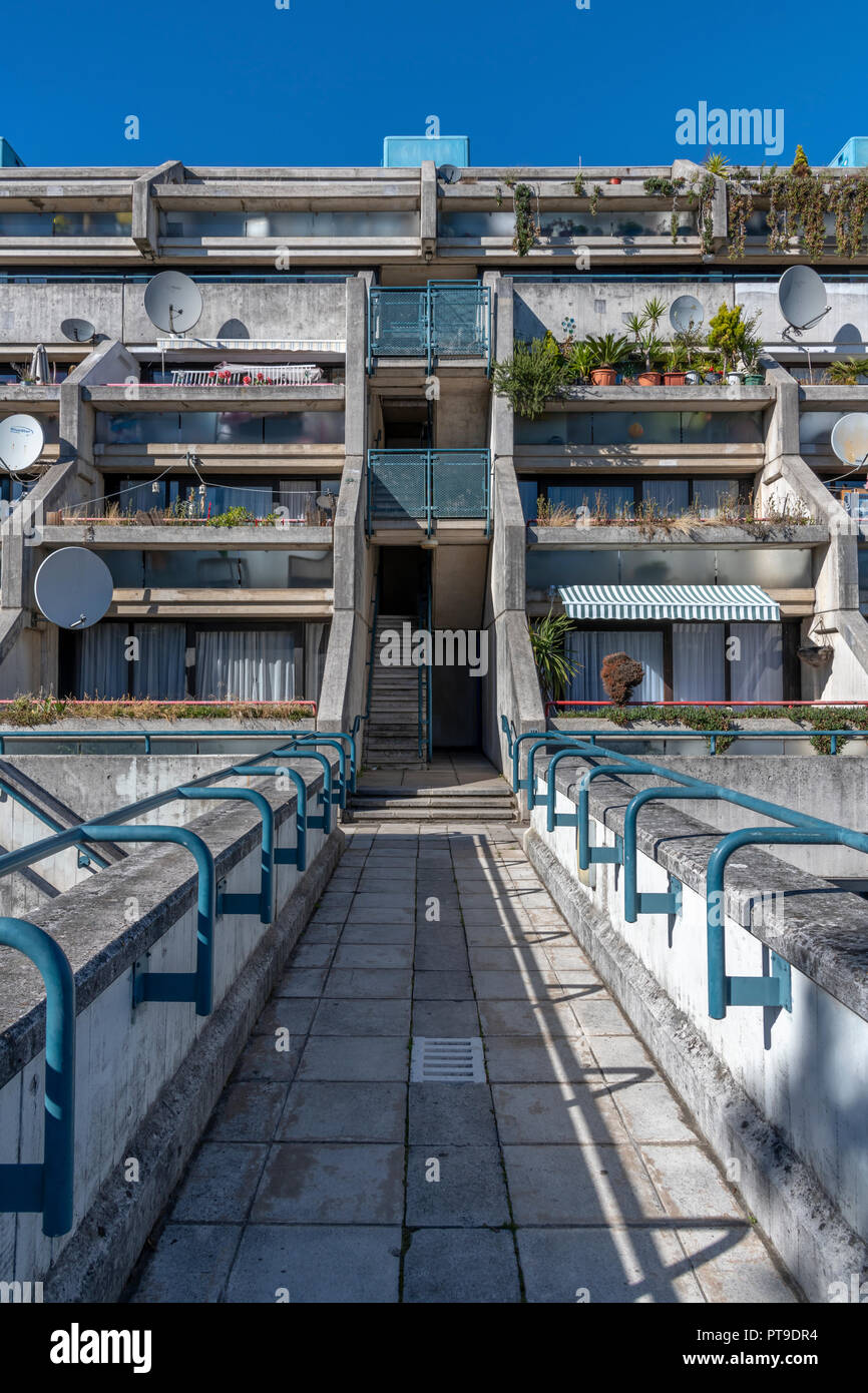 Alexandra Road Immobilien (auch als Rowley Weg) Camden bekannt. Von dem Architekten Neave Brown entwickelt. Brutalist aber niedrig genug auf menschlicher Ebene zu sein. Stockfoto