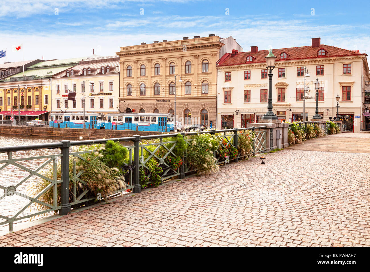 14. September 2018: Göteborg, Schweden - Traditionelle Gebäude und eine Straßenbahn neben dem Stora Hamn Kanal, von der Tyska Bron oder Deutsche Brücke. Stockfoto