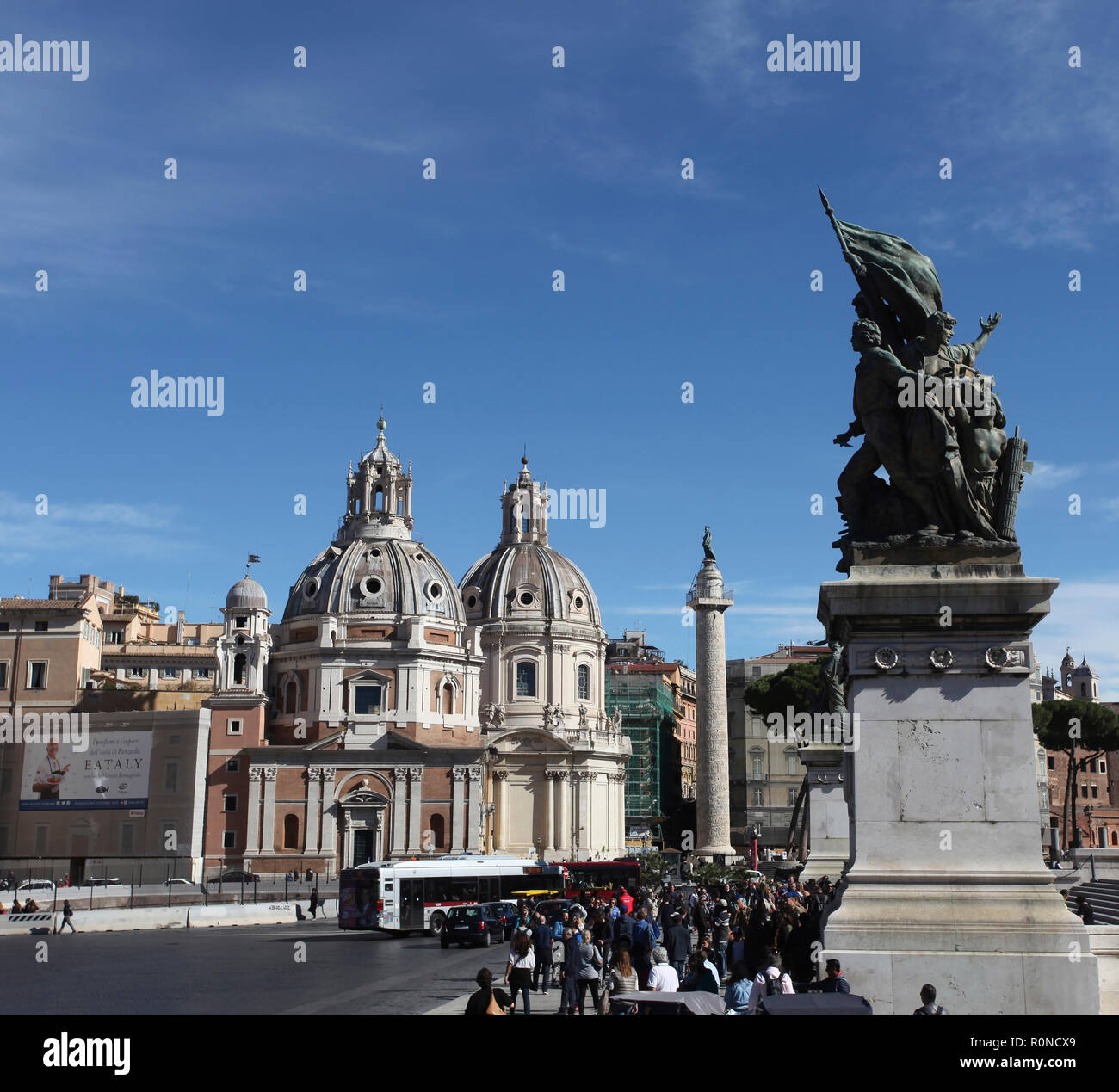 Piazza Venezia ist der zentrale Knotenpunkt von Rom, Italien, in der mehrere Hauptverkehrsstraßen kreuzen. Es gibt viele Sehenswürdigkeiten, die auf dem römischen Reich gewidmet. Stockfoto