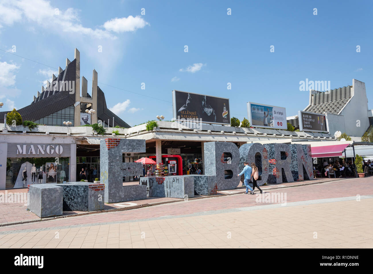 Die Neugeborenen-Denkmal (Neugeborene) und Palast der Jugend und Sport, Pristina (Prishtina), Republik Kosovo Stockfoto