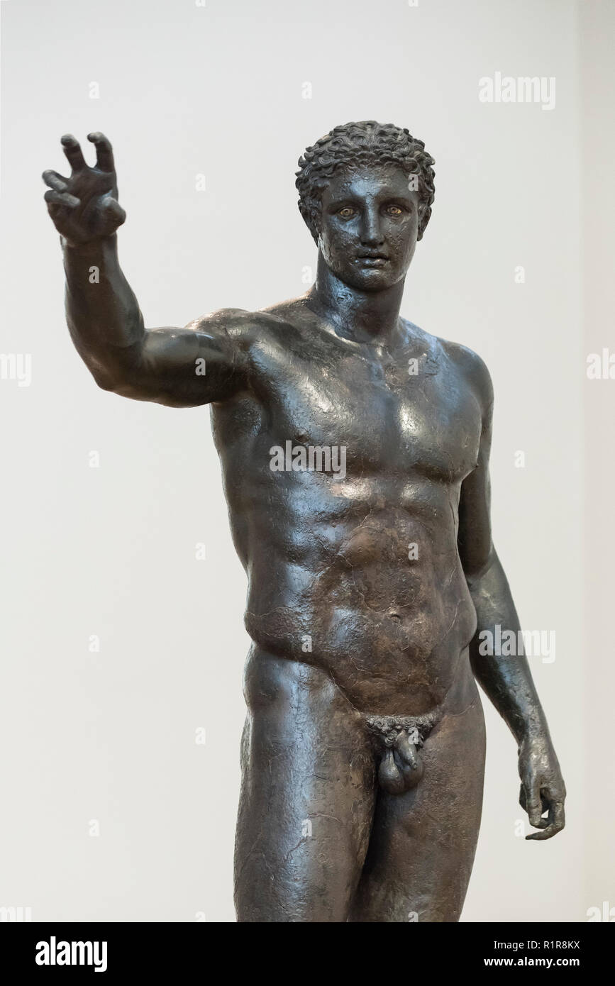 Athen. Griechenland. Die Antikythera Jugend (ephèbe), antike griechische Bronzestatue vom Antikythera Schiffbruch, vom Ca. 340-330 BC. Nationale Archaeologi Stockfoto