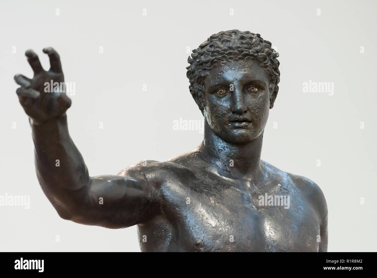 Athen. Griechenland. Die Antikythera Jugend (ephèbe), antike griechische Bronzestatue vom Antikythera Schiffbruch, vom Ca. 340-330 BC. Nationale Archaeologi Stockfoto