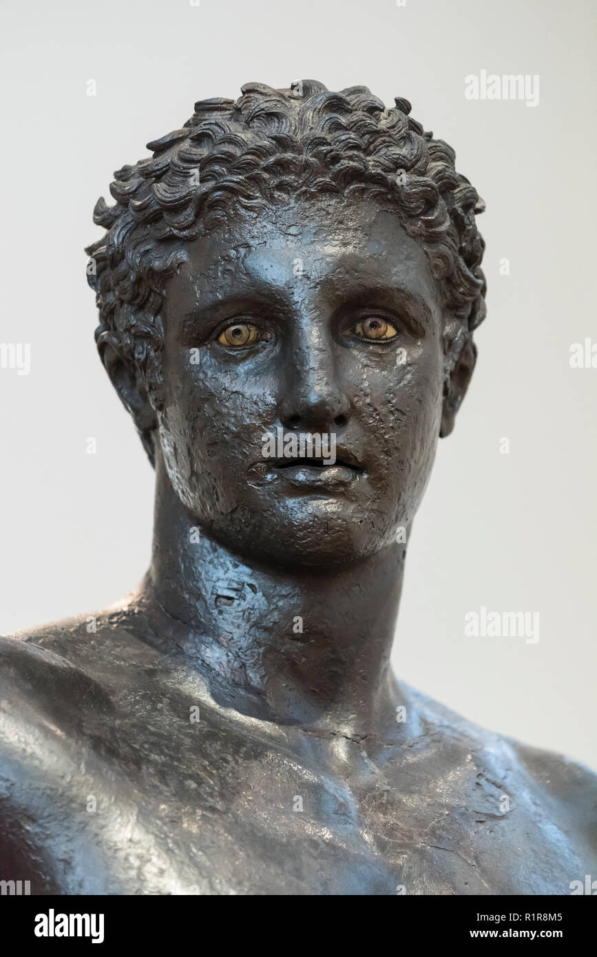 Athen. Griechenland. Die Antikythera Jugend (ephèbe), antike griechische Bronzestatue vom Antikythera Schiffbruch, vom Ca. 340-330 BC. Nationale Archaeologi Stockfoto