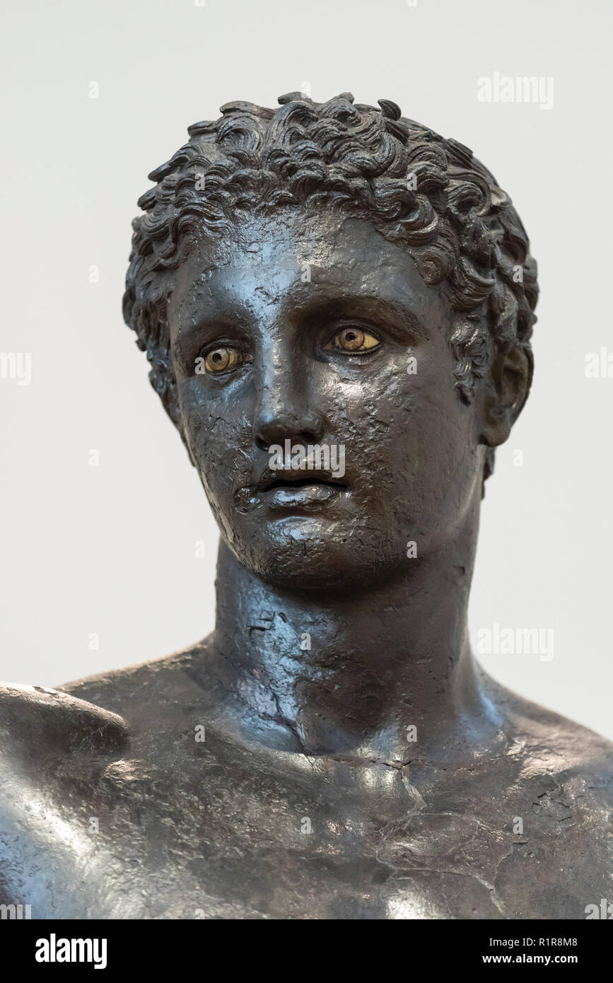 Athen. Griechenland. Die Antikythera Jugend (ephèbe), antike griechische Bronzestatue vom Antikythera Schiffbruch, vom Ca. 340-330 BC. Nationale Archaeologi Stockfoto