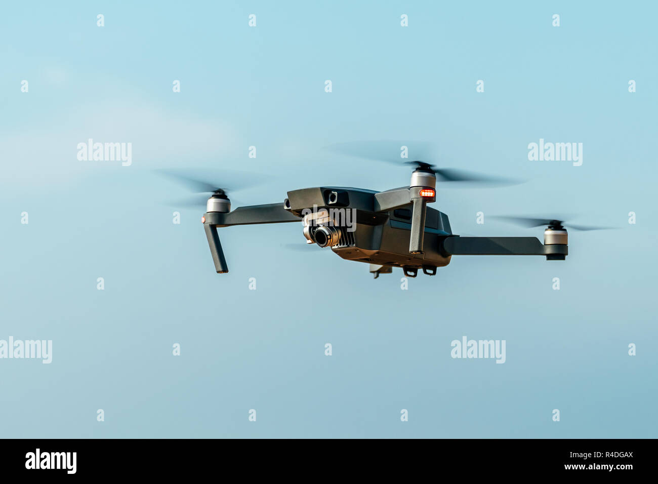 UAV Drone Quadcopter und Digitale Kamera fliegen Stockfoto