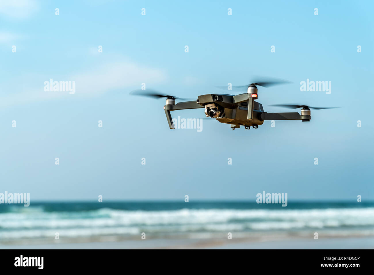 UAV Drone Quadcopter und Digitale Kamera Fliegen am Strand Stockfoto