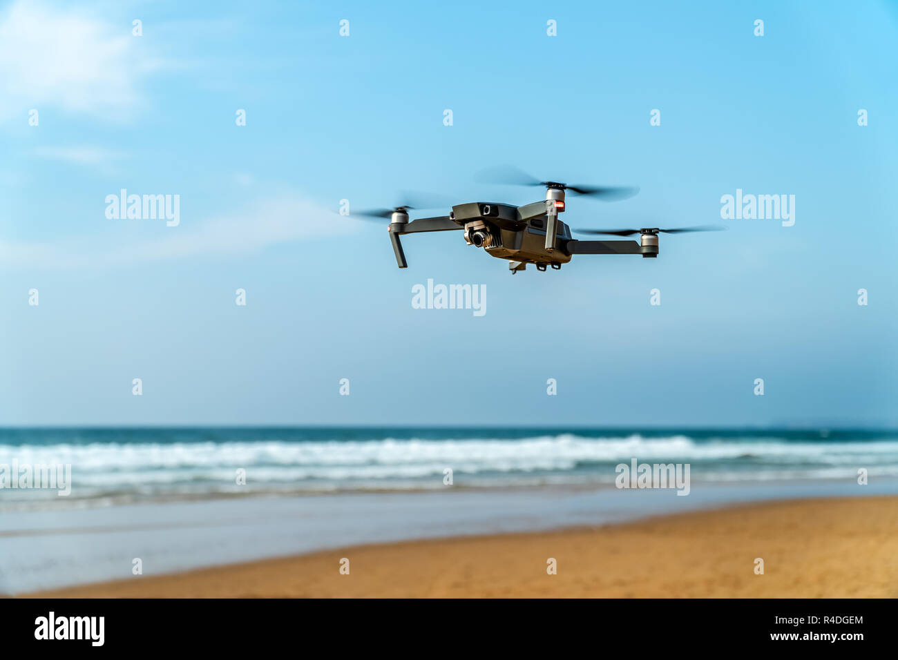 UAV Drone Quadcopter und Digitale Kamera Fliegen am Strand Stockfoto