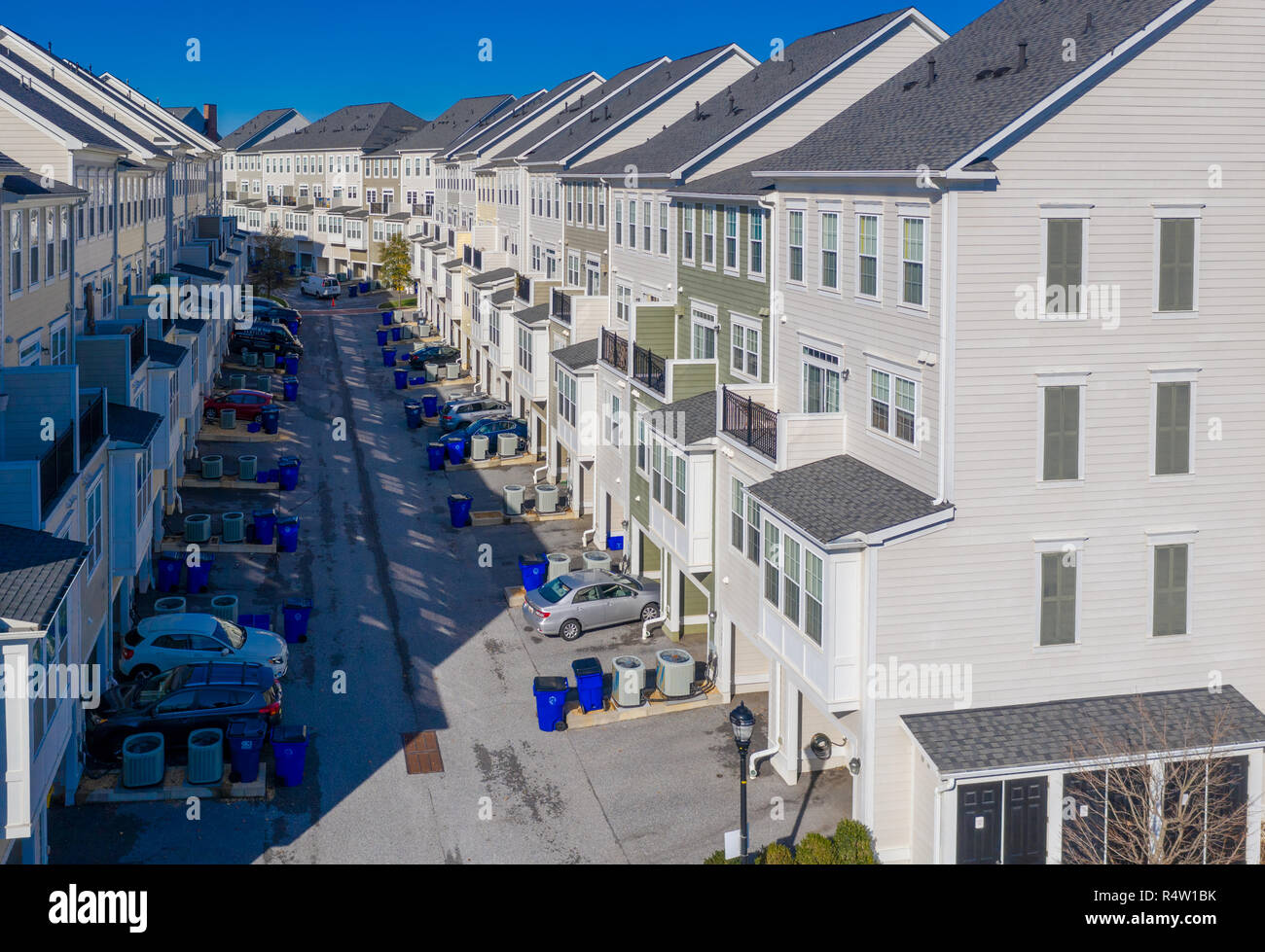 Ahorn Rasen Luxus mehrstöckiges Stadt Wohnungen, Stadthäuser USA Real Estate mit blauem Himmel Stockfoto