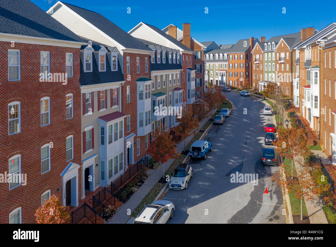 Ahorn Rasen Luxus mehrstöckiges Stadt Wohnungen, Stadthäuser USA Real Estate mit blauem Himmel Stockfoto