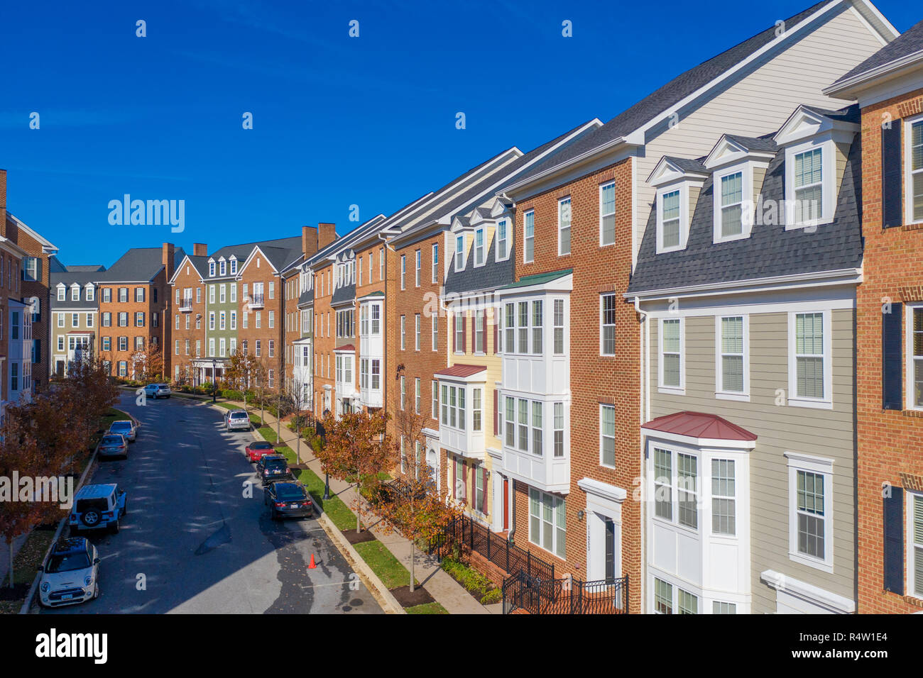 Ahorn Rasen Luxus mehrstöckiges Stadt Wohnungen, Stadthäuser USA Real Estate mit blauem Himmel Stockfoto