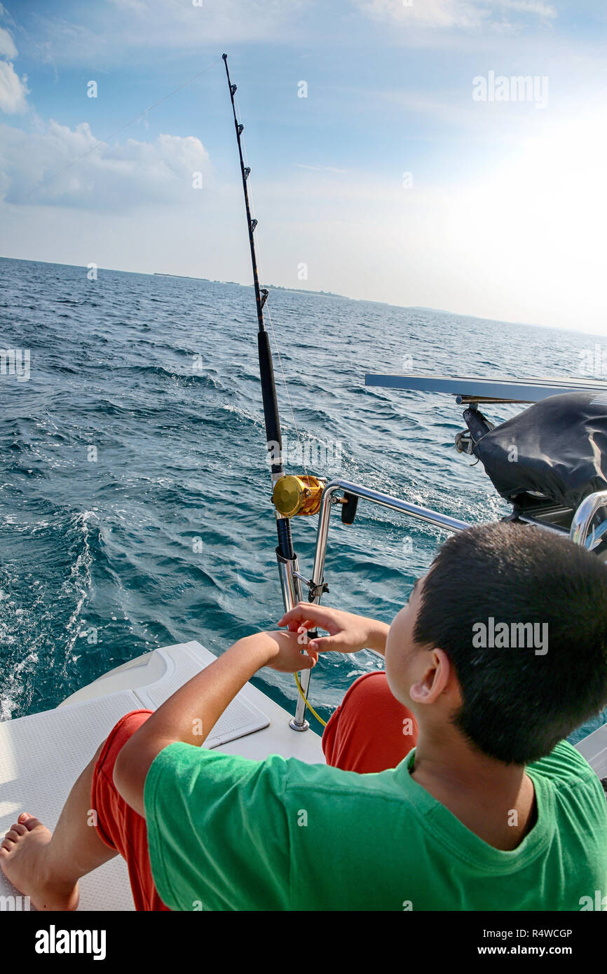 Angeln im Meer Junge Stockfoto