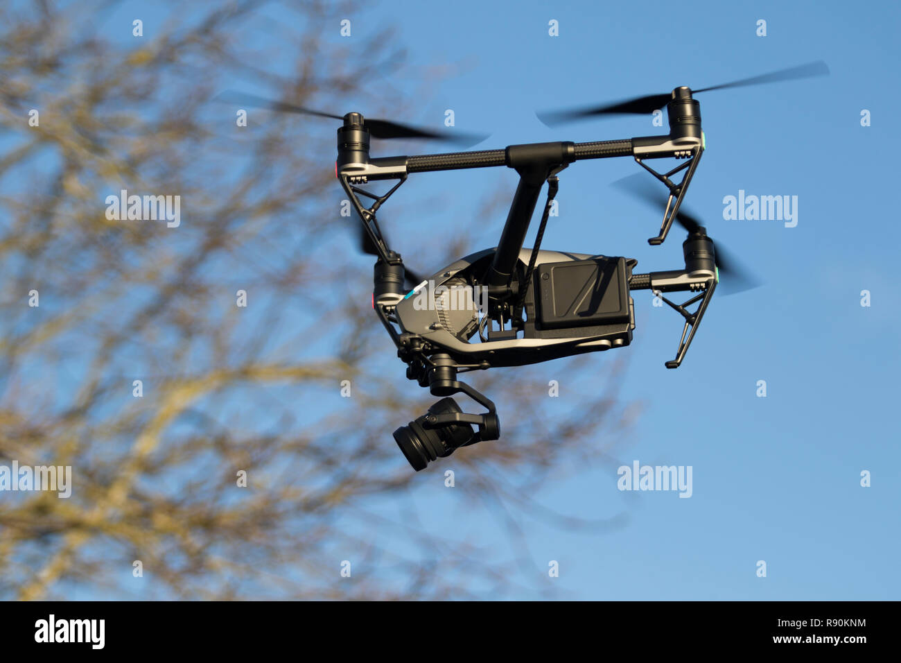 Drohne fliegen in die Luft gegen Bäume und der blaue Himmel - DJI Inspire 2 Stockfoto