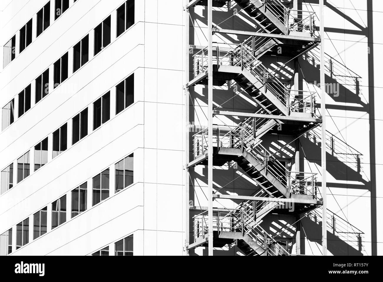 Moderne Architektur weiß Bürohochhaus mit Schatten von Metall Notausgang Stockfoto