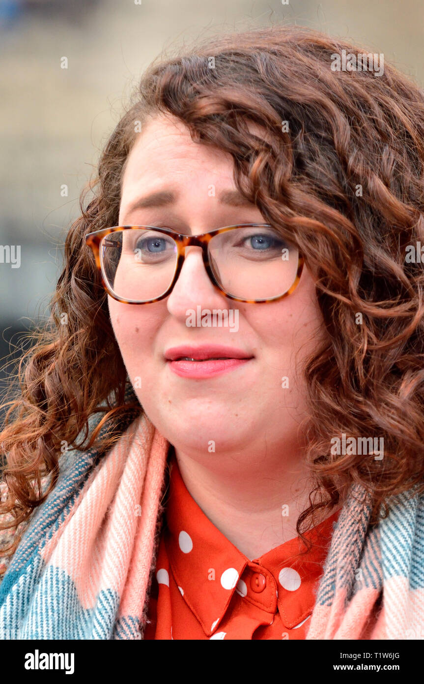 Danielle Rowley MP (Arbeit: Midlothian) auf College Green, Westminster interviewt, 27. März 2019 Stockfoto