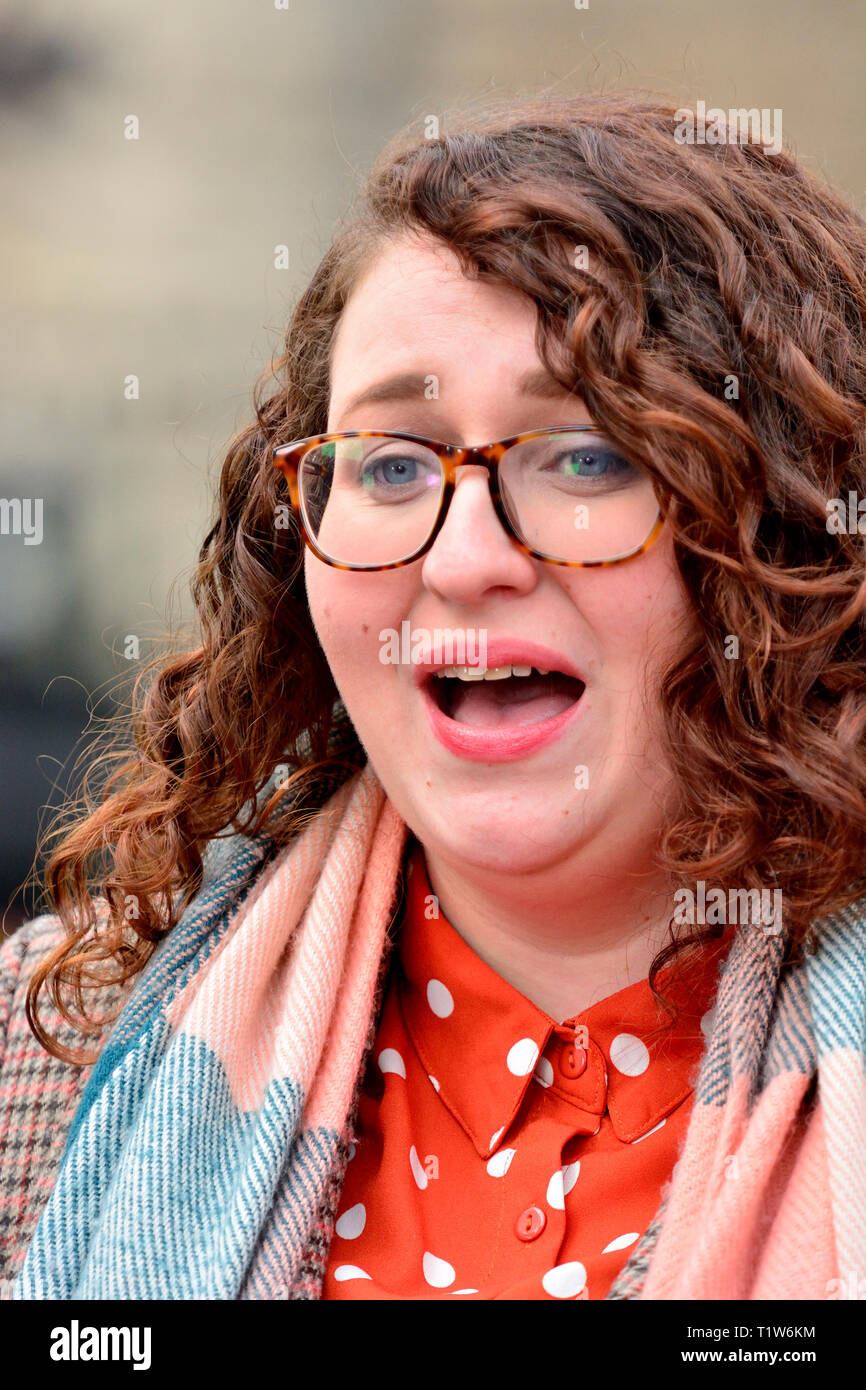 Danielle Rowley MP (Arbeit: Midlothian) auf College Green, Westminster interviewt, 27. März 2019 Stockfoto