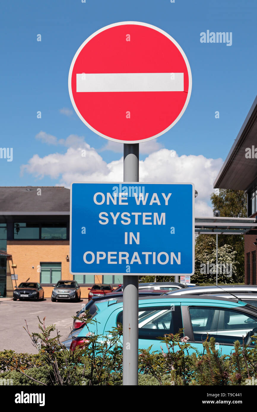 Leuchtend Rot und Weiß für "Keine Eingabe" Zeichen mit Weiß auf Blau' eine Art System in Betrieb' Zeichen in einem Büro Parkplatz Stockfoto