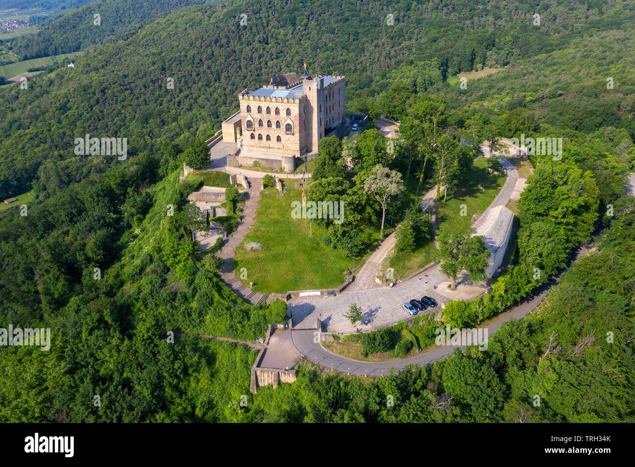 Luftbild des Hambacher Schloss (Deutsch: Hambacher Schloss), ein Symbol der Deutschen Demokratie, Neustadt an der Weinstraße, Rheinland-Pfalz, Deutschland Stockfoto