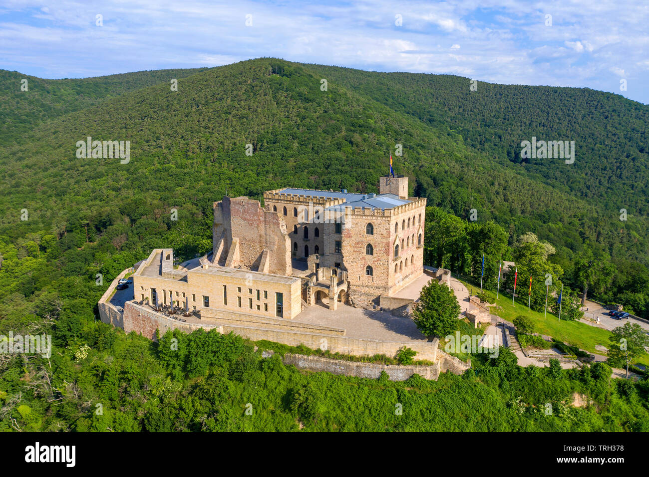 Luftbild des Hambacher Schloss (Deutsch: Hambacher Schloss), ein Symbol der Deutschen Demokratie, Neustadt an der Weinstraße, Rheinland-Pfalz, Deutschland Stockfoto