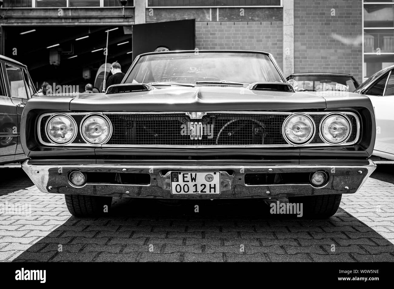 PAAREN IM GLIEN, Deutschland - 19. MAI 2018: Mittelklasse Dodge Charger 500 Cabrio. Schwarz und Weiß. Oldtimer-show 2018 sterben. Stockfoto