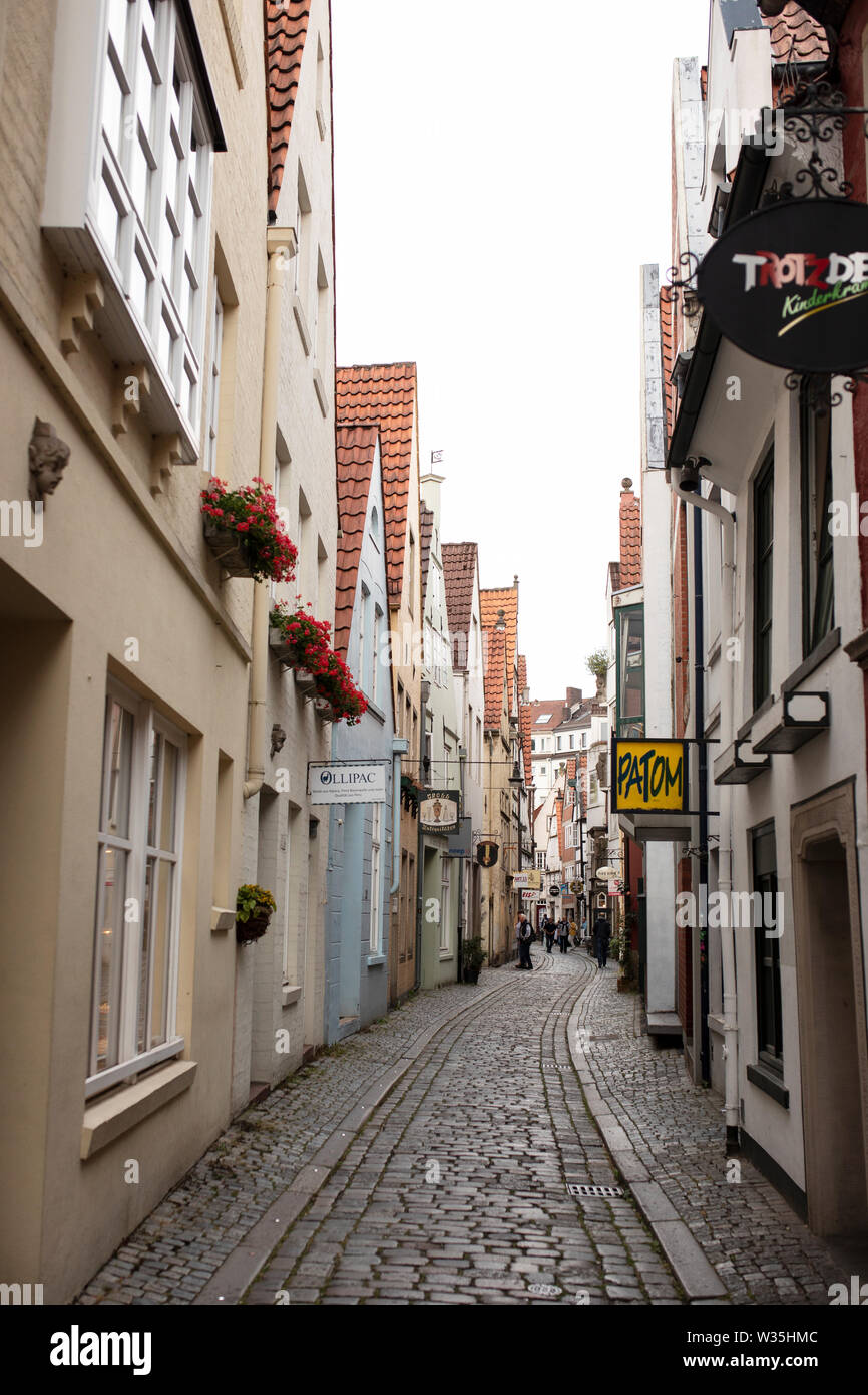 Geschäfte, Galerien und Restaurants säumen die engen Gassen des historischen Stadtteils Schnoor in der Stadt Bremen. Stockfoto