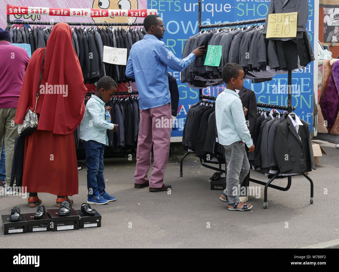 Familie Einkauf für die Jungen Anzüge auf einem Markt im Freien in England Großbritannien. foto DON TONGE Stockfoto