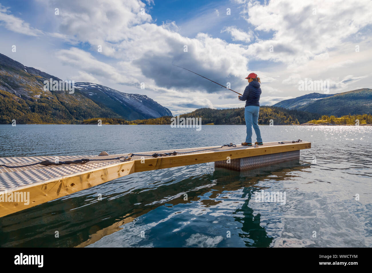 Frau fischen auf Angeln Spinning in Norwegen. Angeln in Norwegen ist eine Weise, die den lokalen Lebensstil zu Eigen zu machen. Die unzähligen Seen und Flüsse und ein umfangreiches Stockfoto