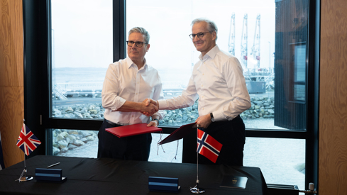 Starmer and Støre shaking hands after signing of joint statement.