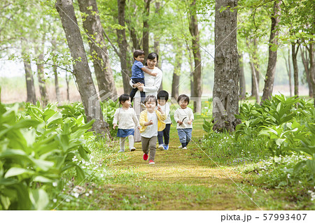 子どもたちと遊ぶ保育士 57993407