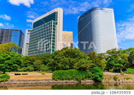 東京　中央区　浜離宮恩賜庭園から見た汐留の高層ビル 106435959