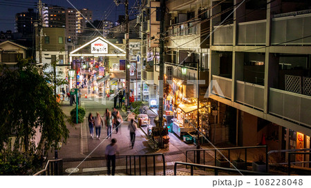 「東京都」夜の谷中銀座商店街　台東区  108228048