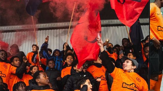 Le FC 93 signe un collab' inédite avec Tiakola, Nike et EA Sports. Un maillot qui incarne la passion du football, la culture urbaine et l'énergie des quartiers.