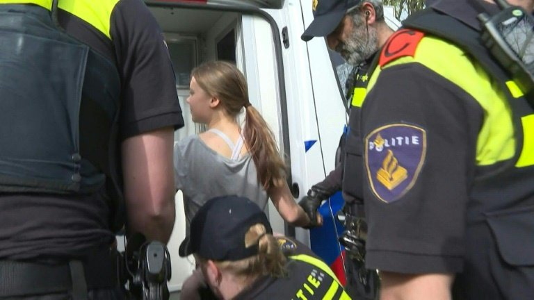 Greta Thunberg interpellée deux fois en manifestant à La Haye